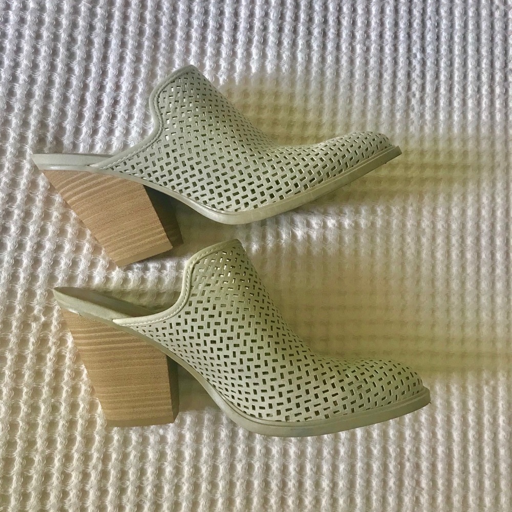 dV leather perforated cream/tan mule clog
